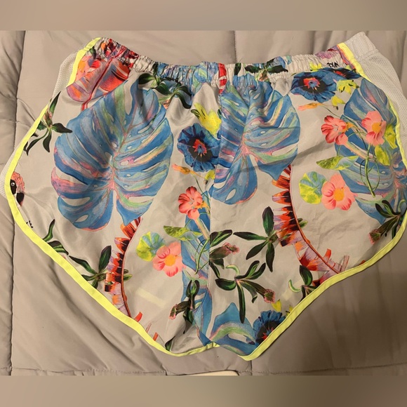 Women’s Nike running shorts - Picture 2 of 3